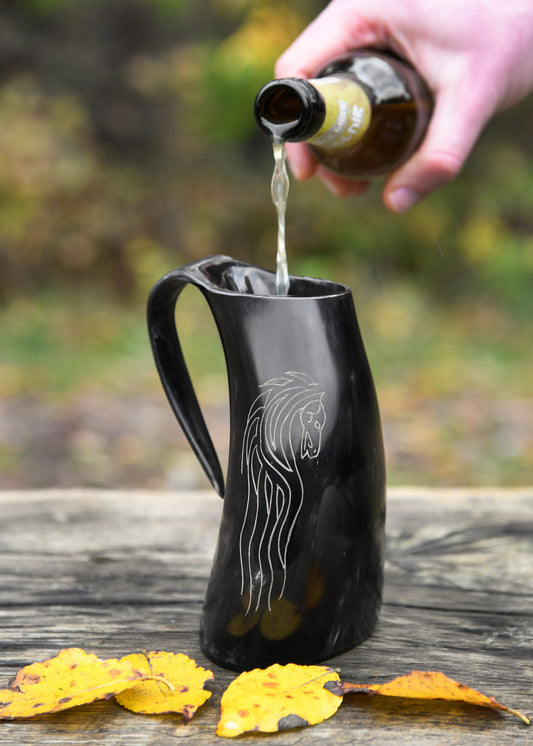 Wikinger Hornkrug Horse Lords – Bierkrug aus echtem Horn – Metkrug mit Pferdemotiv