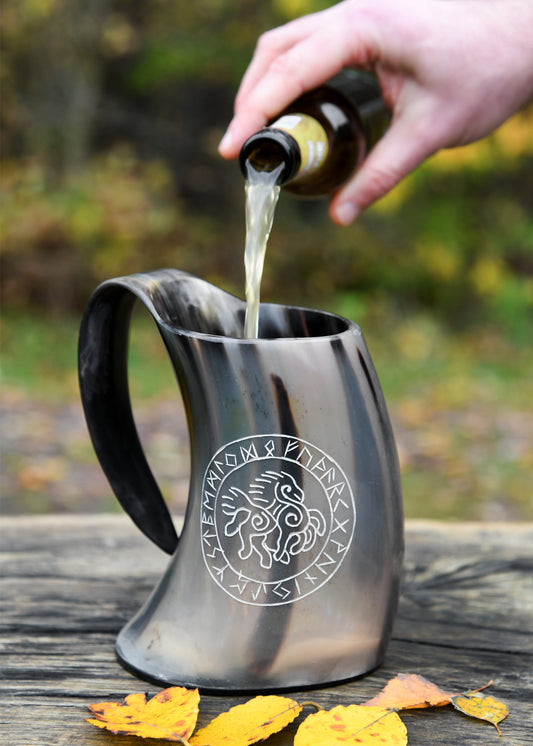 Wikinger Hornkrug Sleipnir – Bierkrug aus echtem Horn – Metkrug mit Odins Pferd Gravur