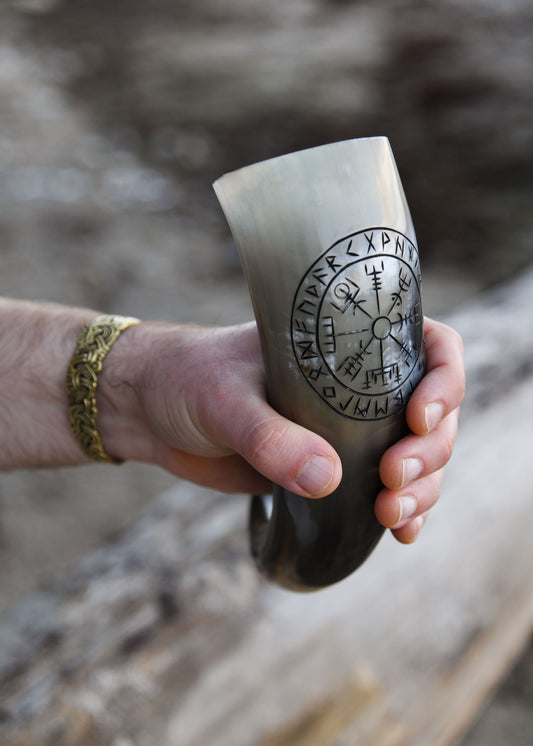 Wikinger Trinkhorn mit Ständer – Vegvisir Runen Gravur – Met Horn aus echtem Rinderhorn – Mittelalter Trinkgefäß