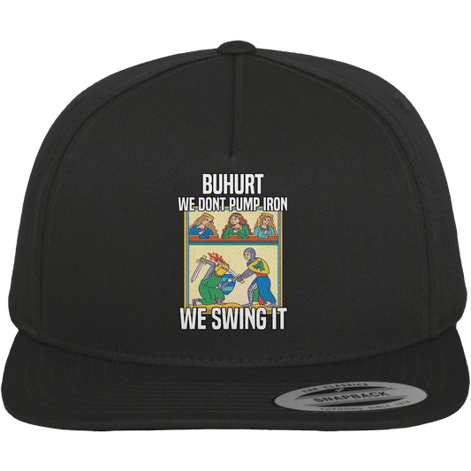 We Don’t Pump Iron | We Swing It | Turnierszene mit Hofdamen | Premium Snapback Cap
