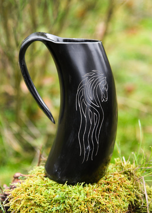 Wikinger Hornkrug Horse Lords – Bierkrug aus echtem Horn – Metkrug mit Pferdemotiv