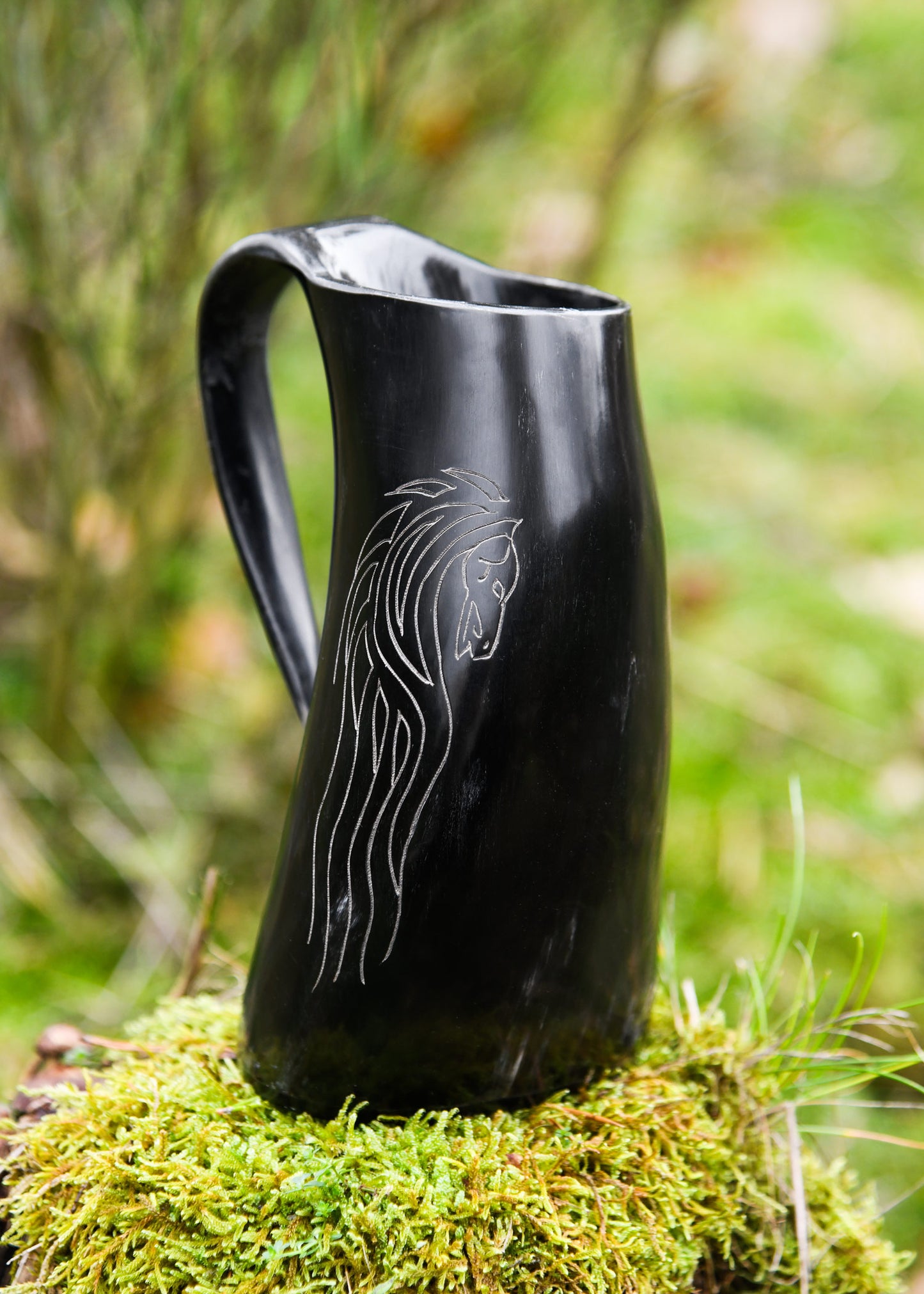 Wikinger Hornkrug Horse Lords – Bierkrug aus echtem Horn – Metkrug mit Pferdemotiv