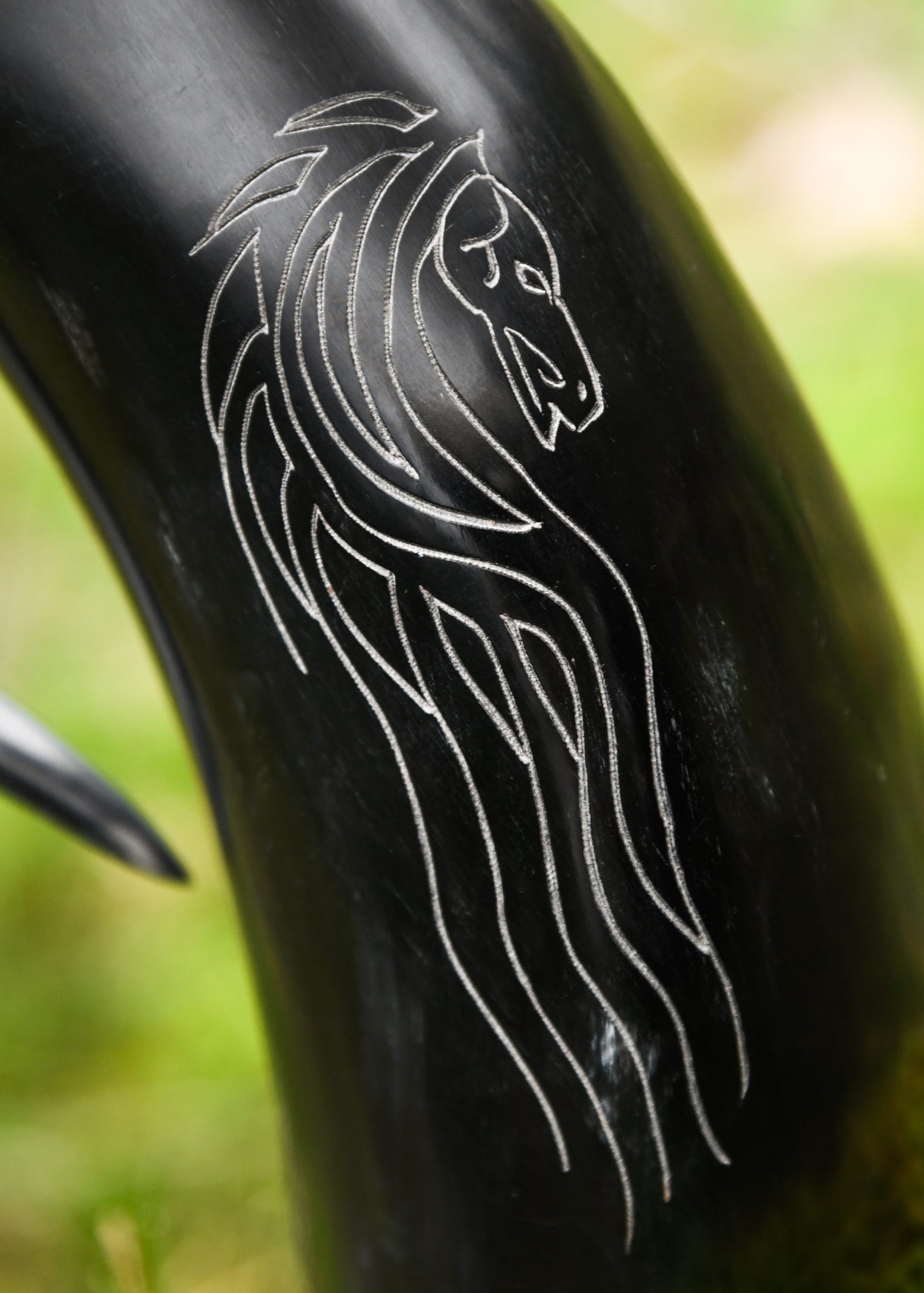 Wikinger Hornkrug Horse Lords – Bierkrug aus echtem Horn – Metkrug mit Pferdemotiv