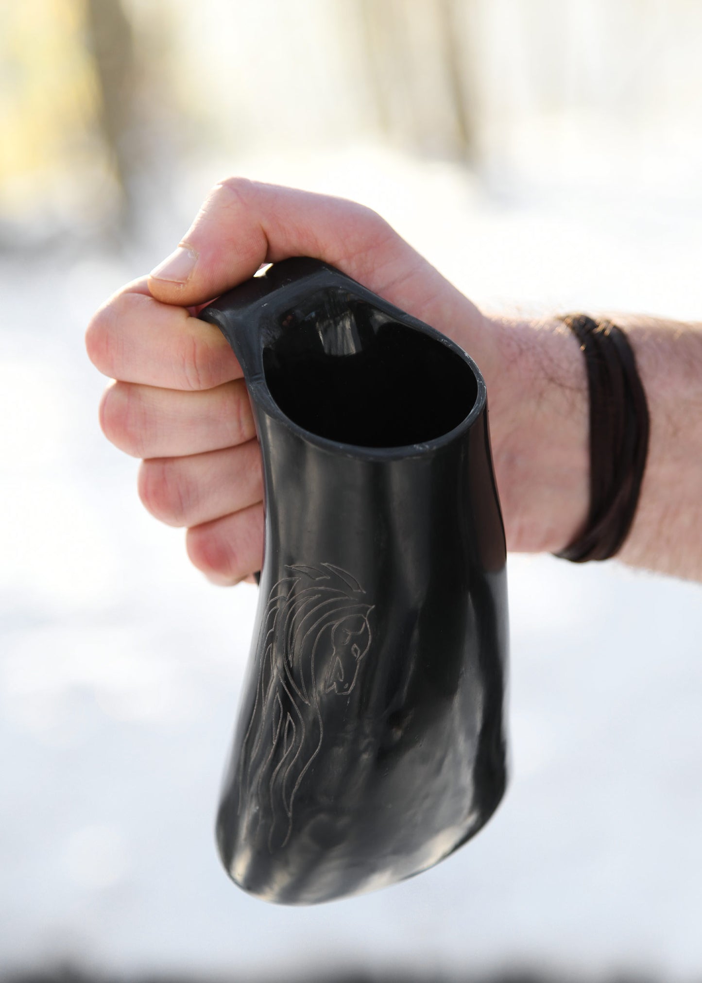 Wikinger Hornkrug Horse Lords – Bierkrug aus echtem Horn – Metkrug mit Pferdemotiv