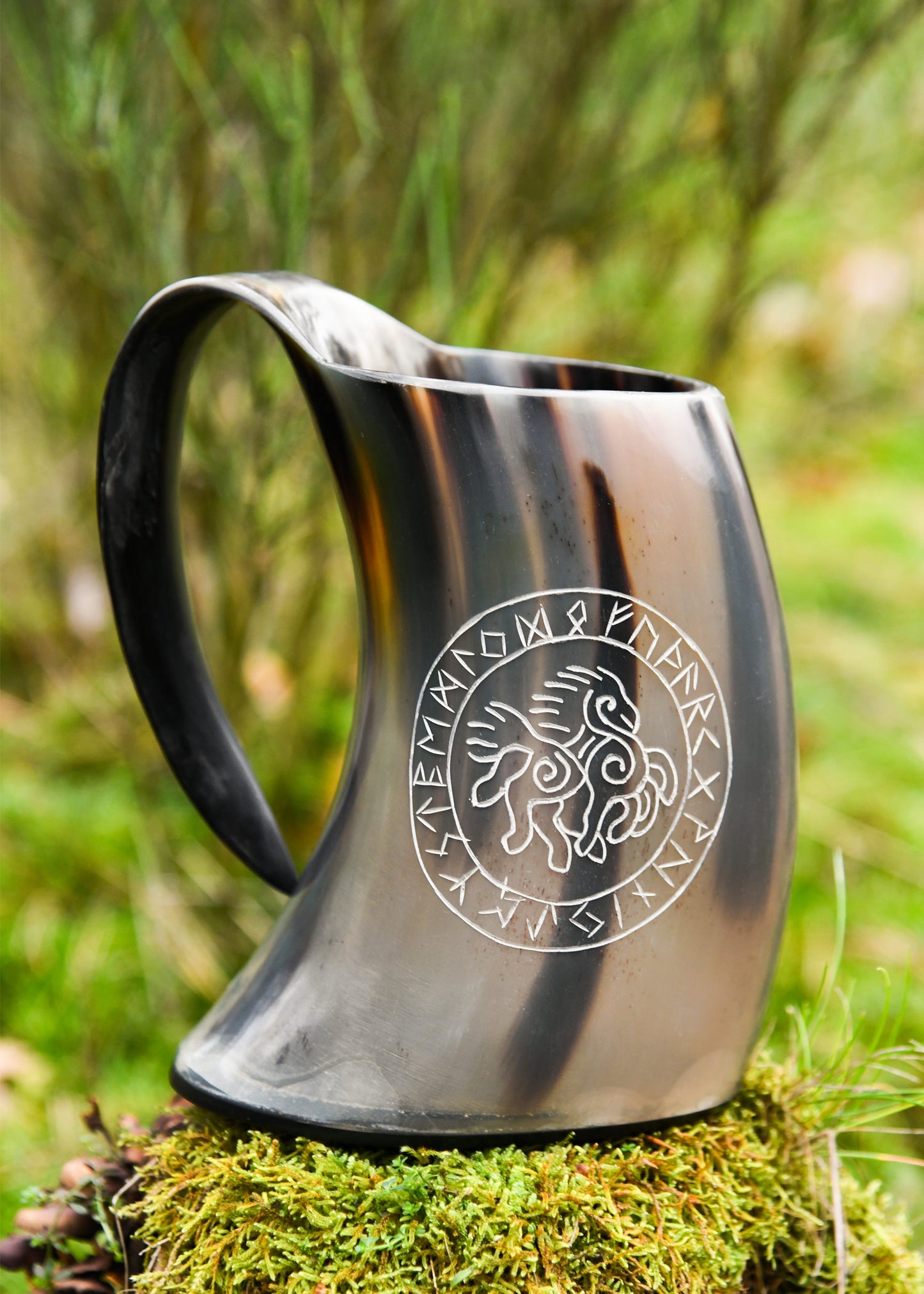 Wikinger Hornkrug Sleipnir – Bierkrug aus echtem Horn – Metkrug mit Odins Pferd Gravur
