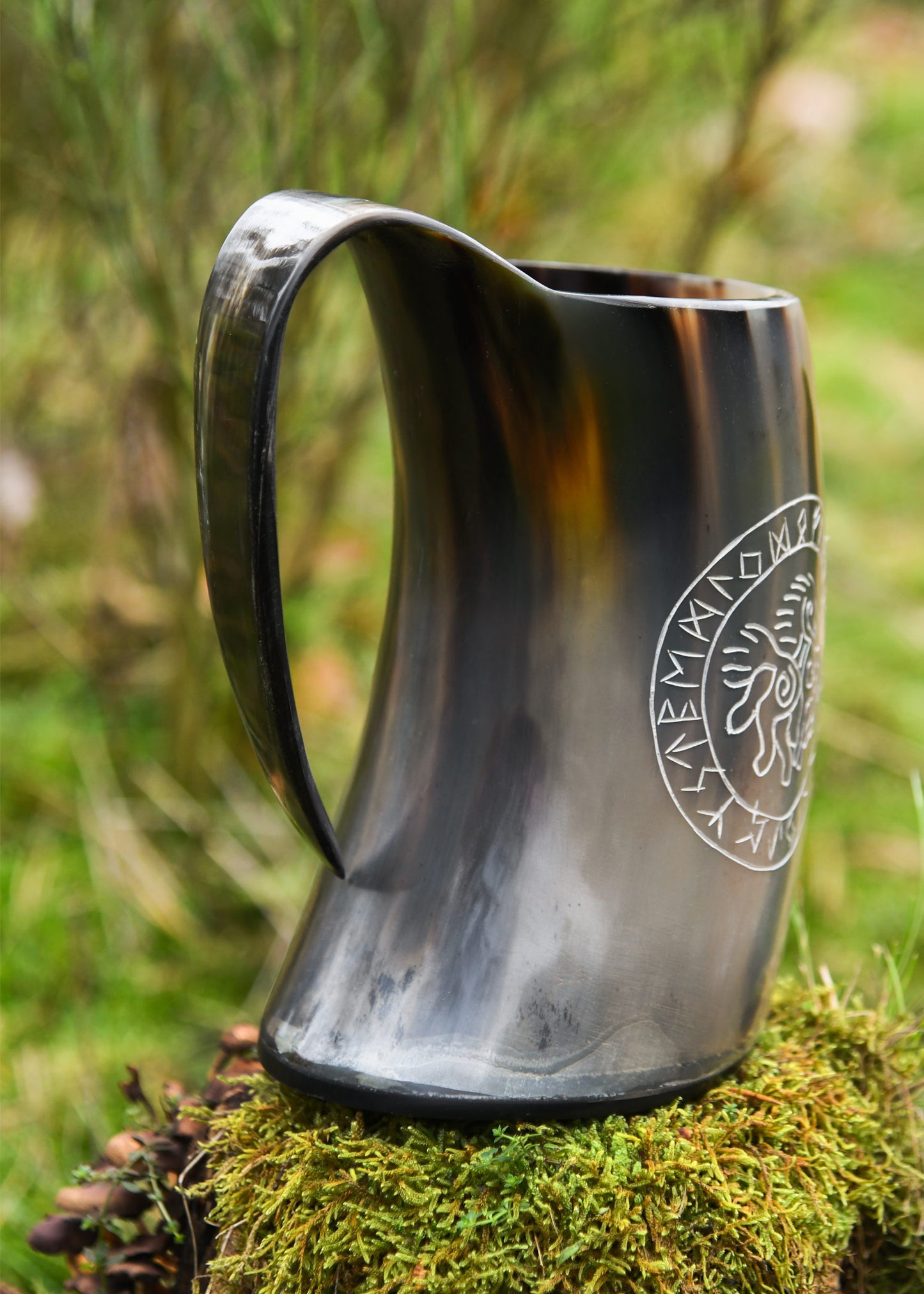 Wikinger Hornkrug Sleipnir – Bierkrug aus echtem Horn – Metkrug mit Odins Pferd Gravur