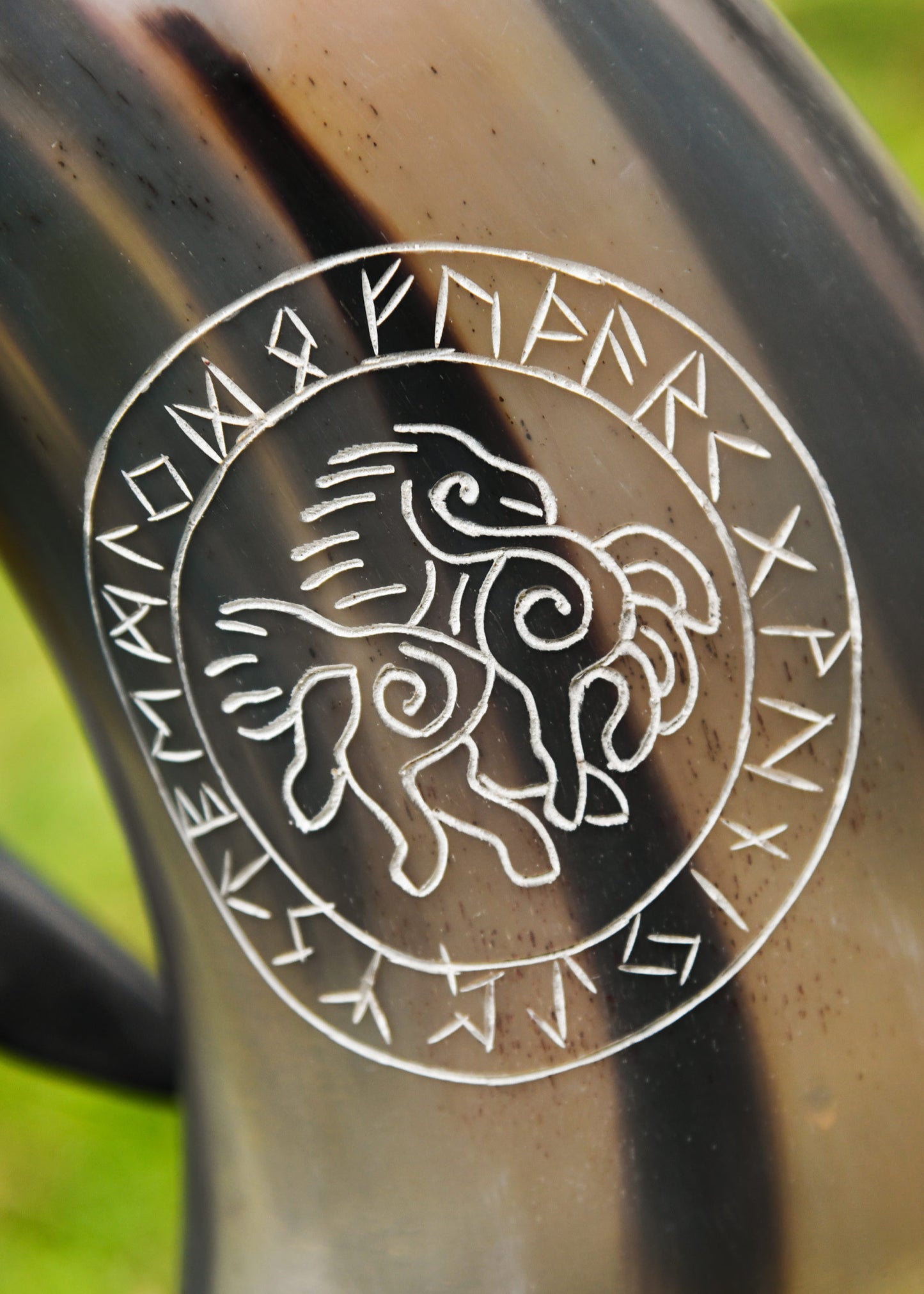 Wikinger Hornkrug Sleipnir – Bierkrug aus echtem Horn – Metkrug mit Odins Pferd Gravur