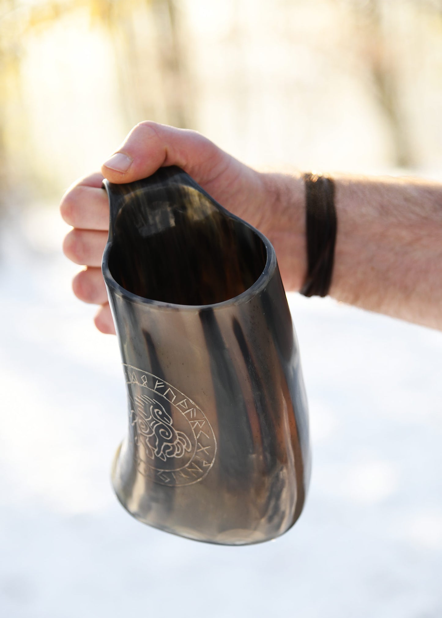 Wikinger Hornkrug Sleipnir – Bierkrug aus echtem Horn – Metkrug mit Odins Pferd Gravur