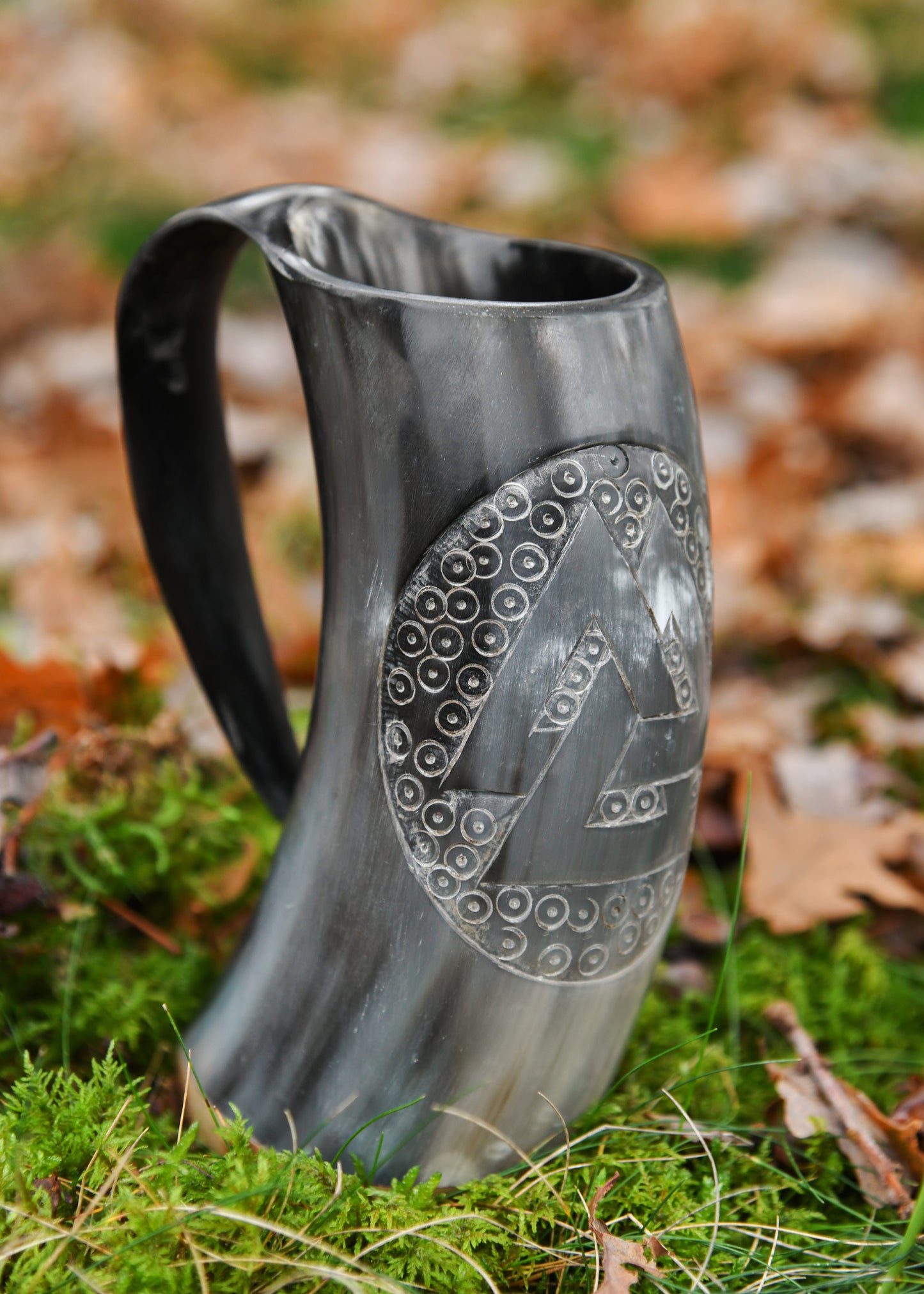 Wikinger Hornkrug Valknut mit Holzboden – großer Bierkrug aus echtem Horn – Metkrug mit Runen Symbol