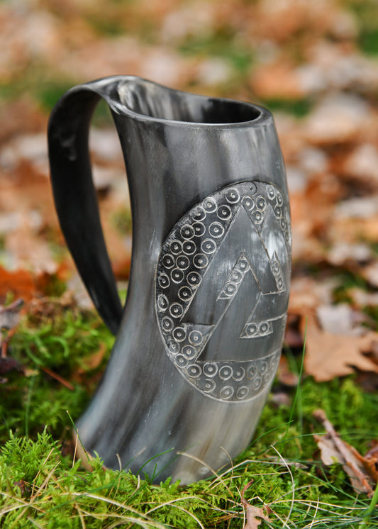 Wikinger Hornkrug Valknut mit Holzboden – großer Bierkrug aus echtem Horn – Metkrug mit Runen Symbol