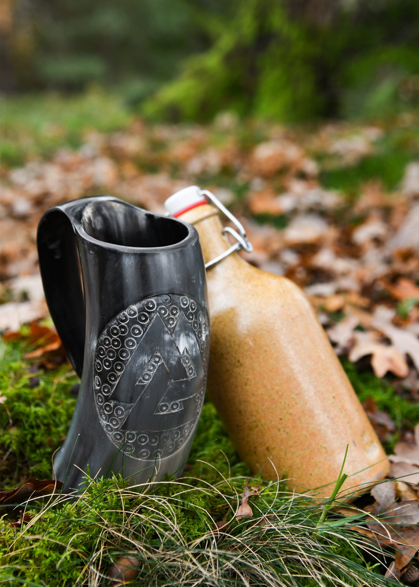 Wikinger Hornkrug Valknut mit Holzboden – großer Bierkrug aus echtem Horn – Metkrug mit Runen Symbol