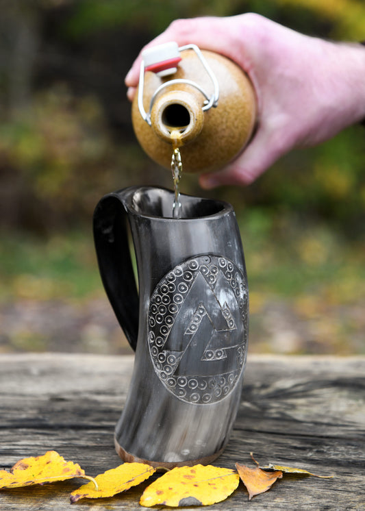 Wikinger Hornkrug Valknut mit Holzboden – großer Bierkrug aus echtem Horn – Metkrug mit Runen Symbol