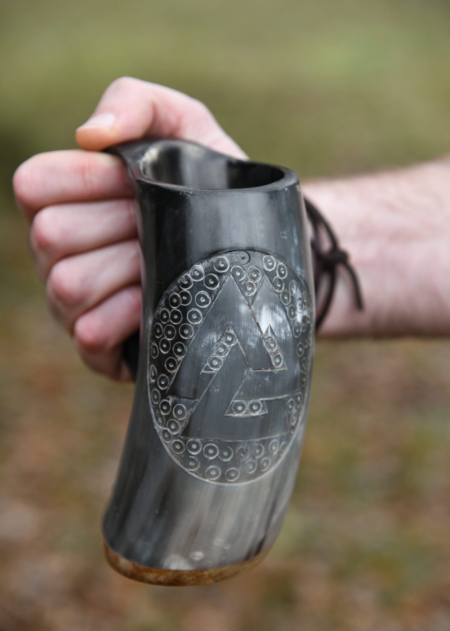 Wikinger Hornkrug Valknut mit Holzboden – großer Bierkrug aus echtem Horn – Metkrug mit Runen Symbol