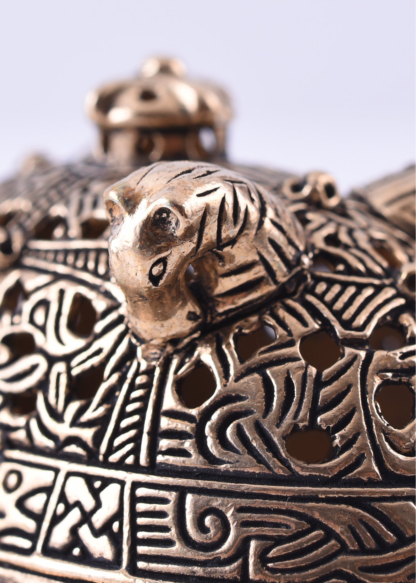 Wikinger Buckelfibel Birka bronze – Schalenfibel mit Pferdeköpfen