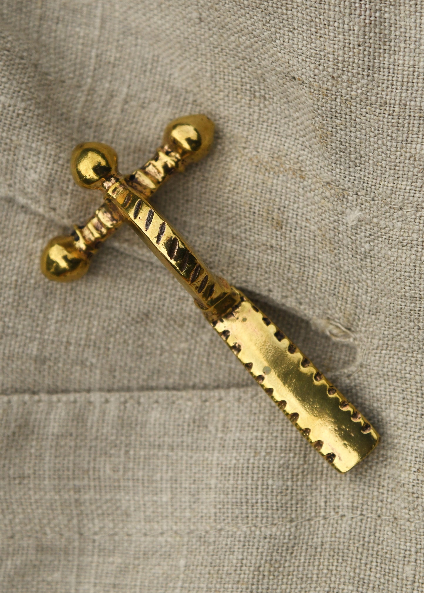 Römische Zwiebelknopffibel Bronze – spätantike Gewandschließe
