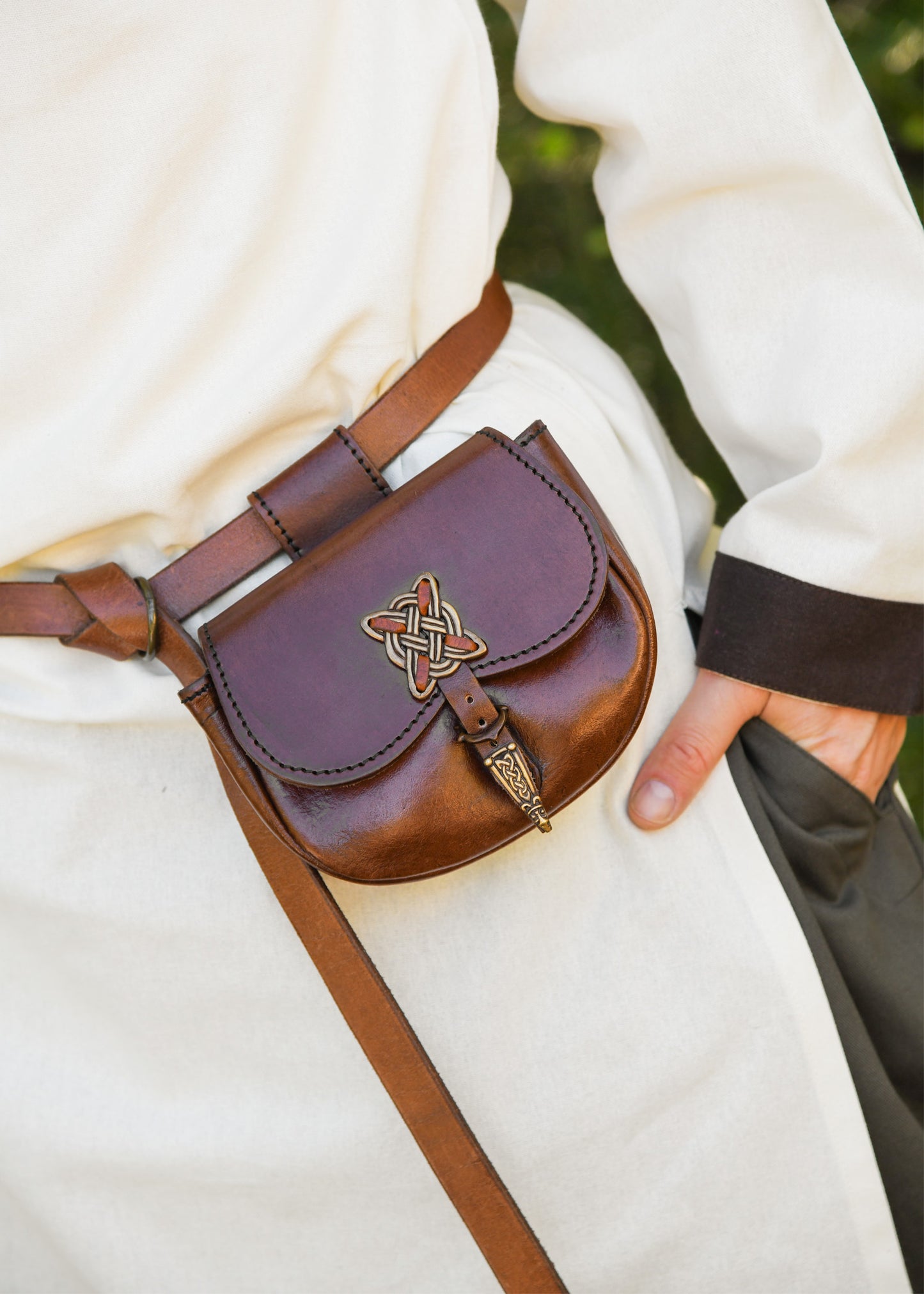 Mittelalter Gürteltasche aus Leder mit keltischem Knotenverschluss – Braun