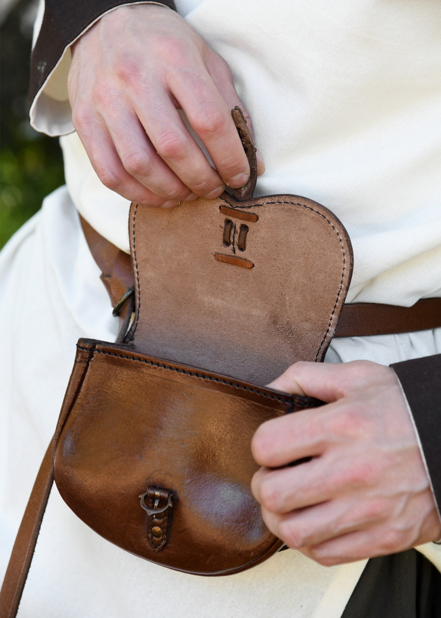 Mittelalter Gürteltasche aus Leder mit keltischem Knotenverschluss – Braun