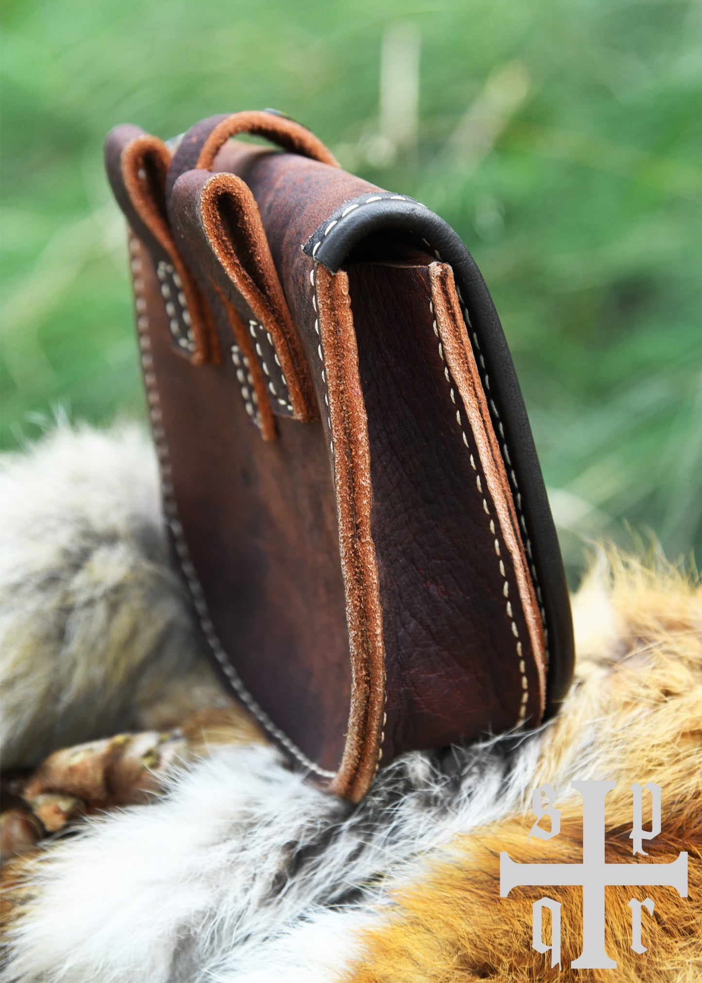 Tarsoly Gürteltasche aus Leder mit Messingbeschlägen – Wikinger Tasche Braun
