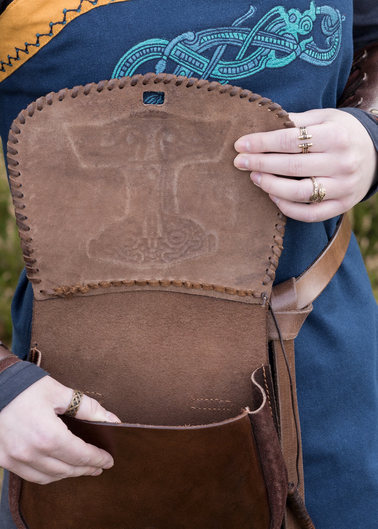 Wikinger Gürteltasche aus Leder mit Thorshammer-Prägung – Braun