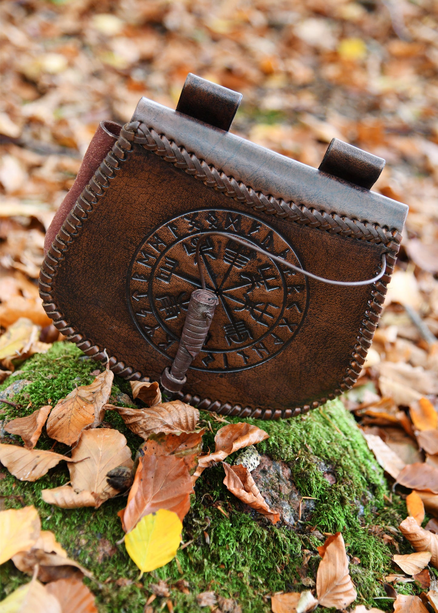 Wikinger Gürteltasche aus Leder mit Vegvísir-Prägung – Braun