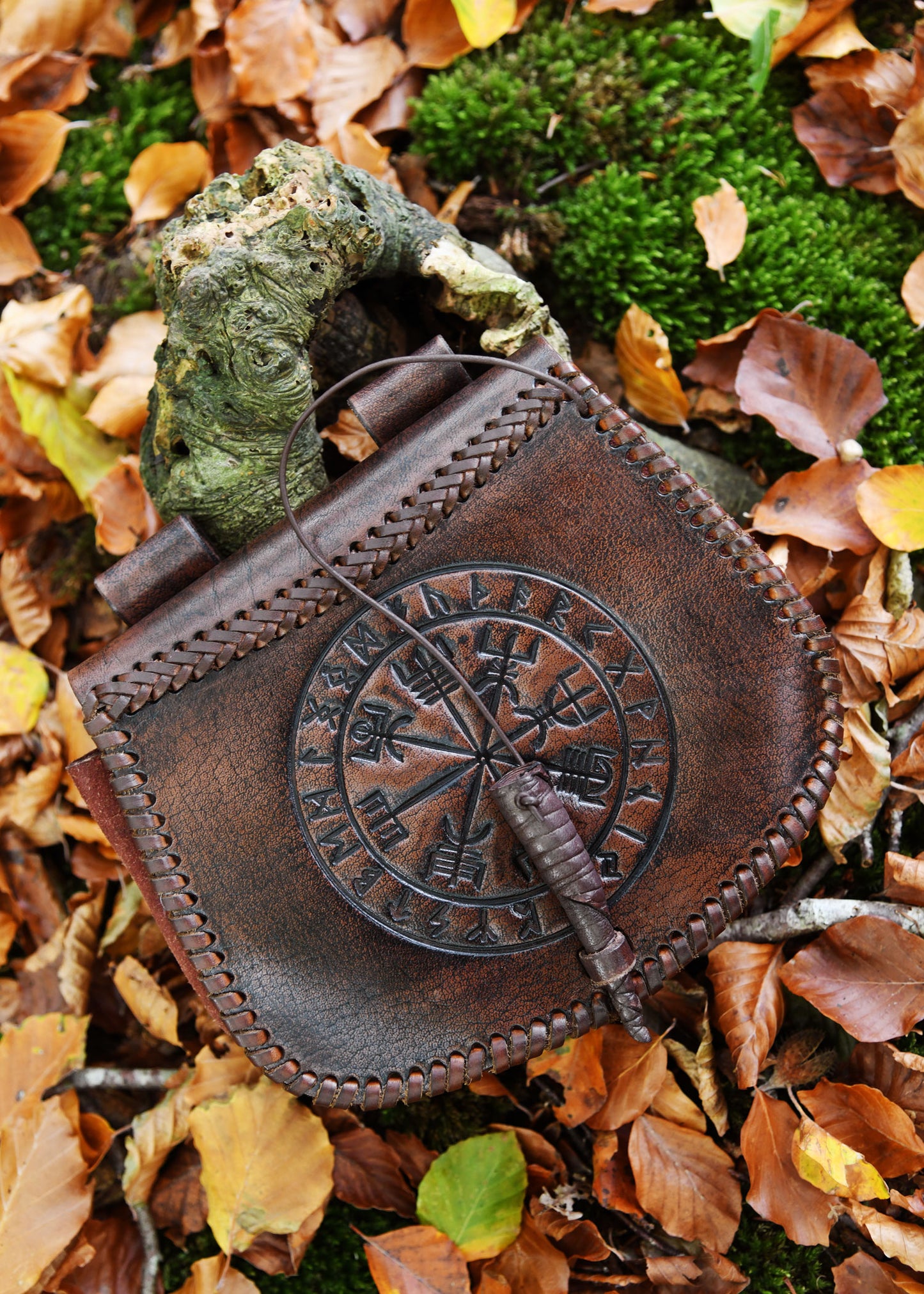 Wikinger Gürteltasche aus Leder mit Vegvísir-Prägung – Braun