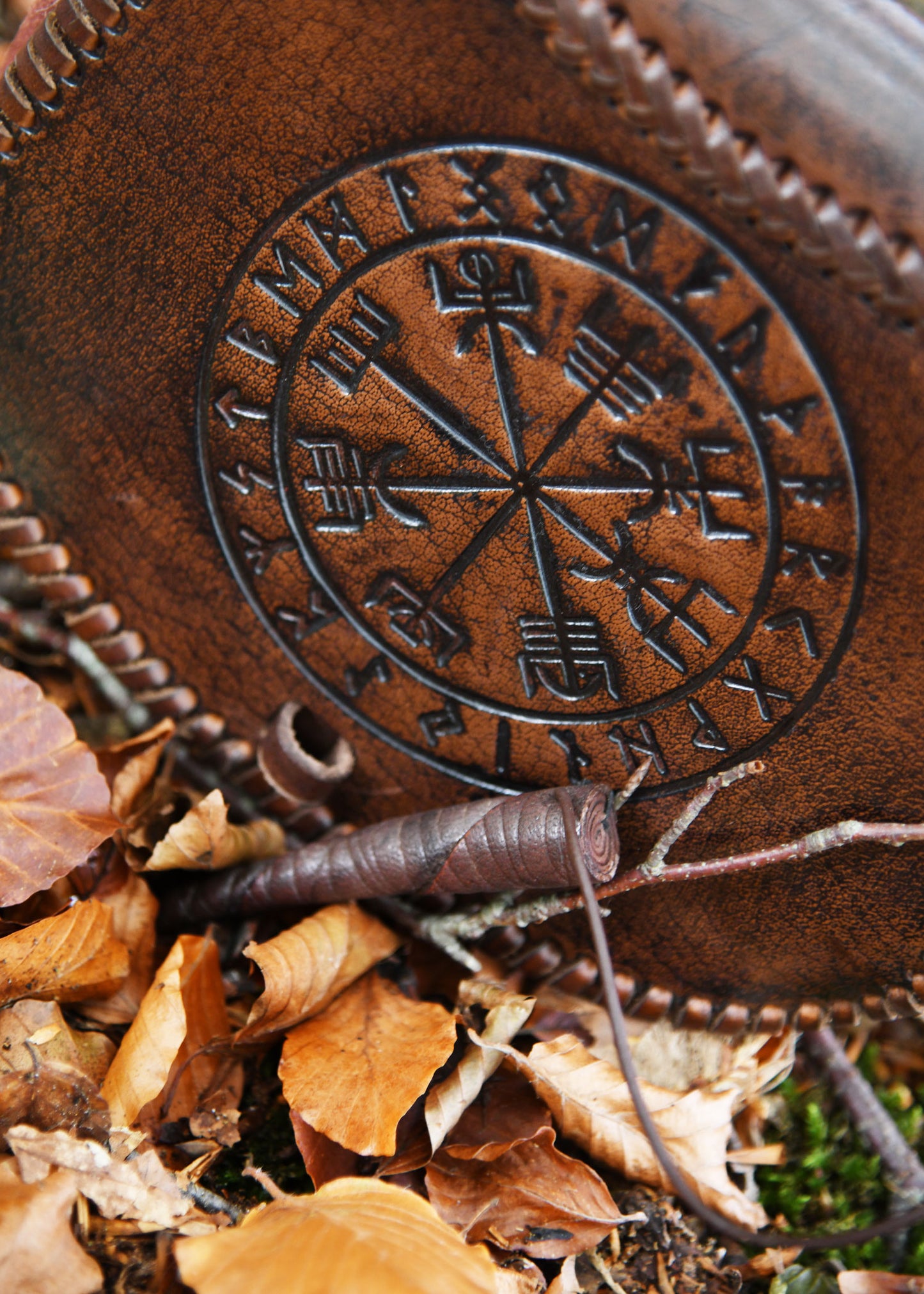 Wikinger Gürteltasche aus Leder mit Vegvísir-Prägung – Braun