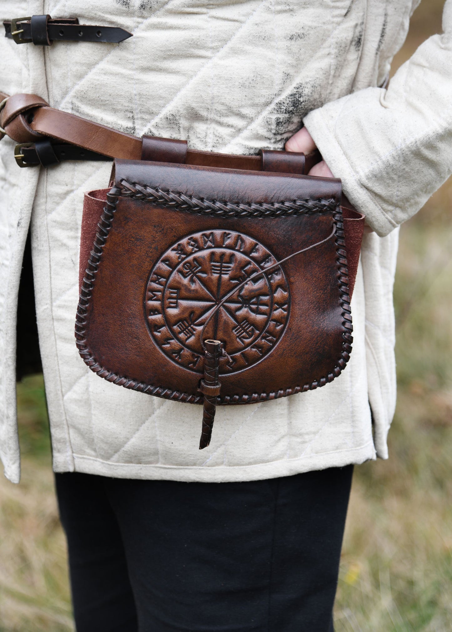 Wikinger Gürteltasche aus Leder mit Vegvísir-Prägung – Braun