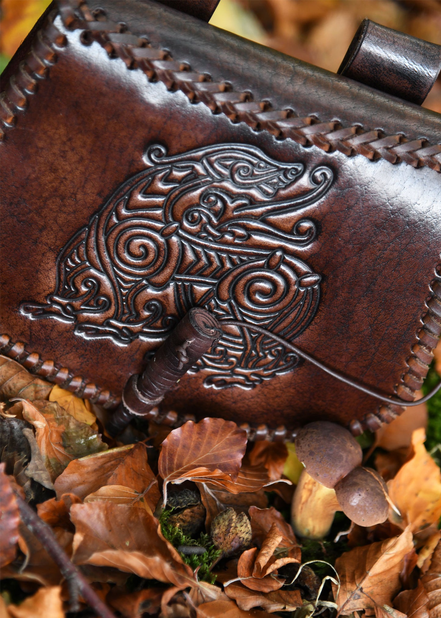 Gürteltasche aus Leder mit Drachen-Prägung – Wikinger Tasche Braun