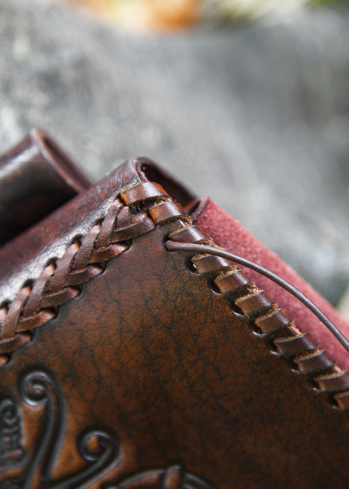 Gürteltasche aus Leder mit Drachen-Prägung – Wikinger Tasche Braun