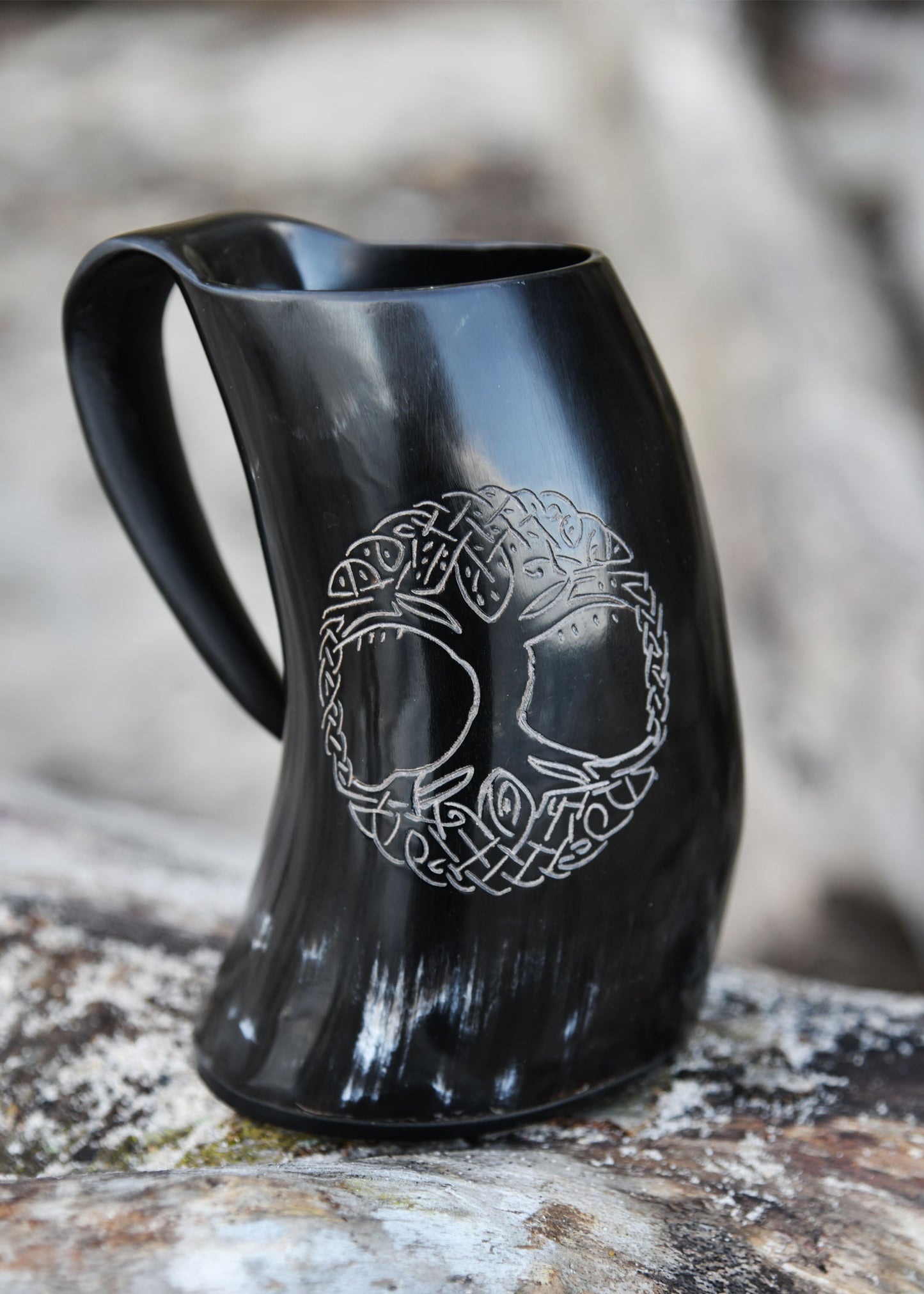 Wikinger Hornkrug Yggdrasil – Bierkrug aus echtem Horn – Metkrug mit Weltenbaum Gravur – Mittelalter Humpen