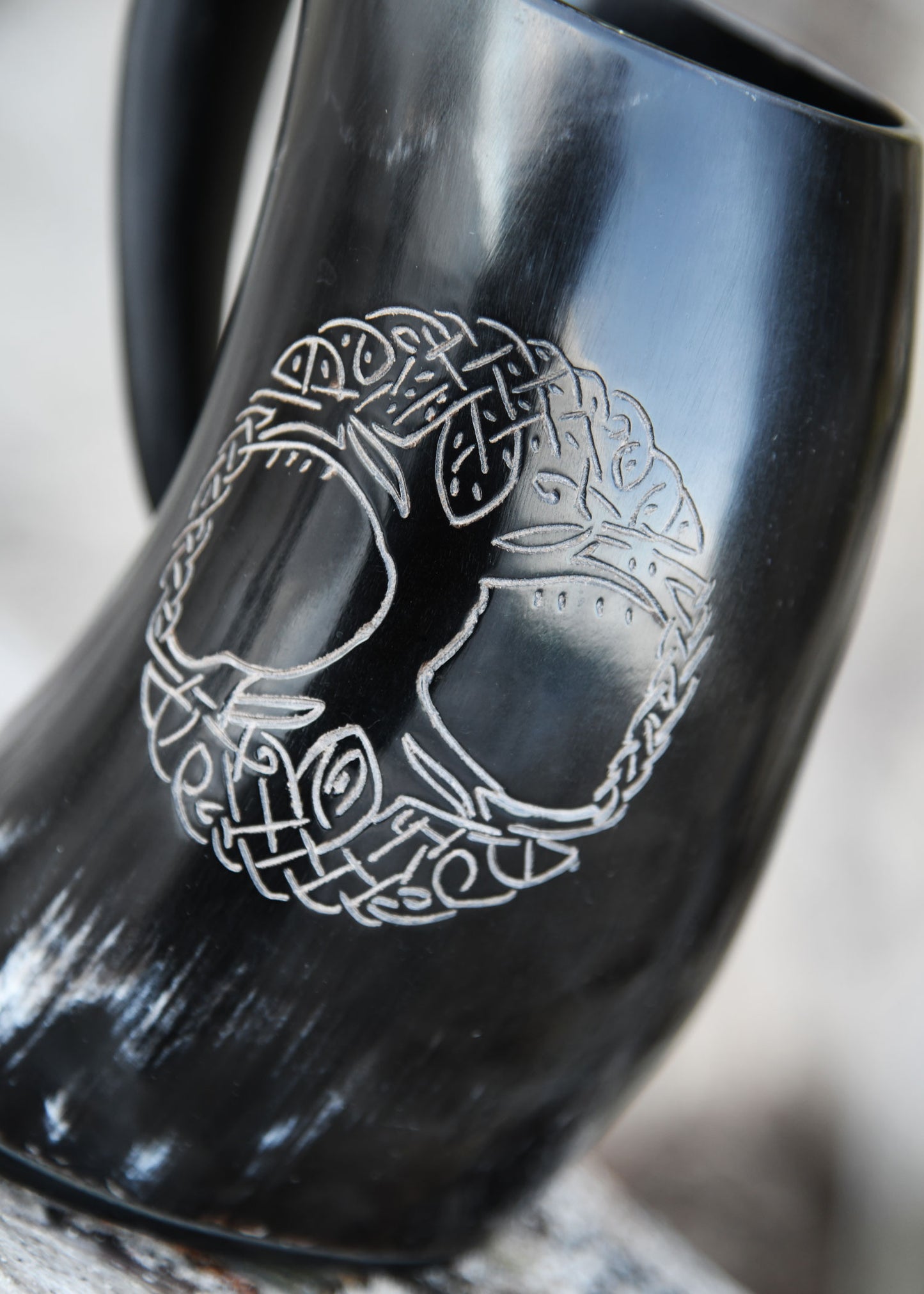Wikinger Hornkrug Yggdrasil – Bierkrug aus echtem Horn – Metkrug mit Weltenbaum Gravur – Mittelalter Humpen