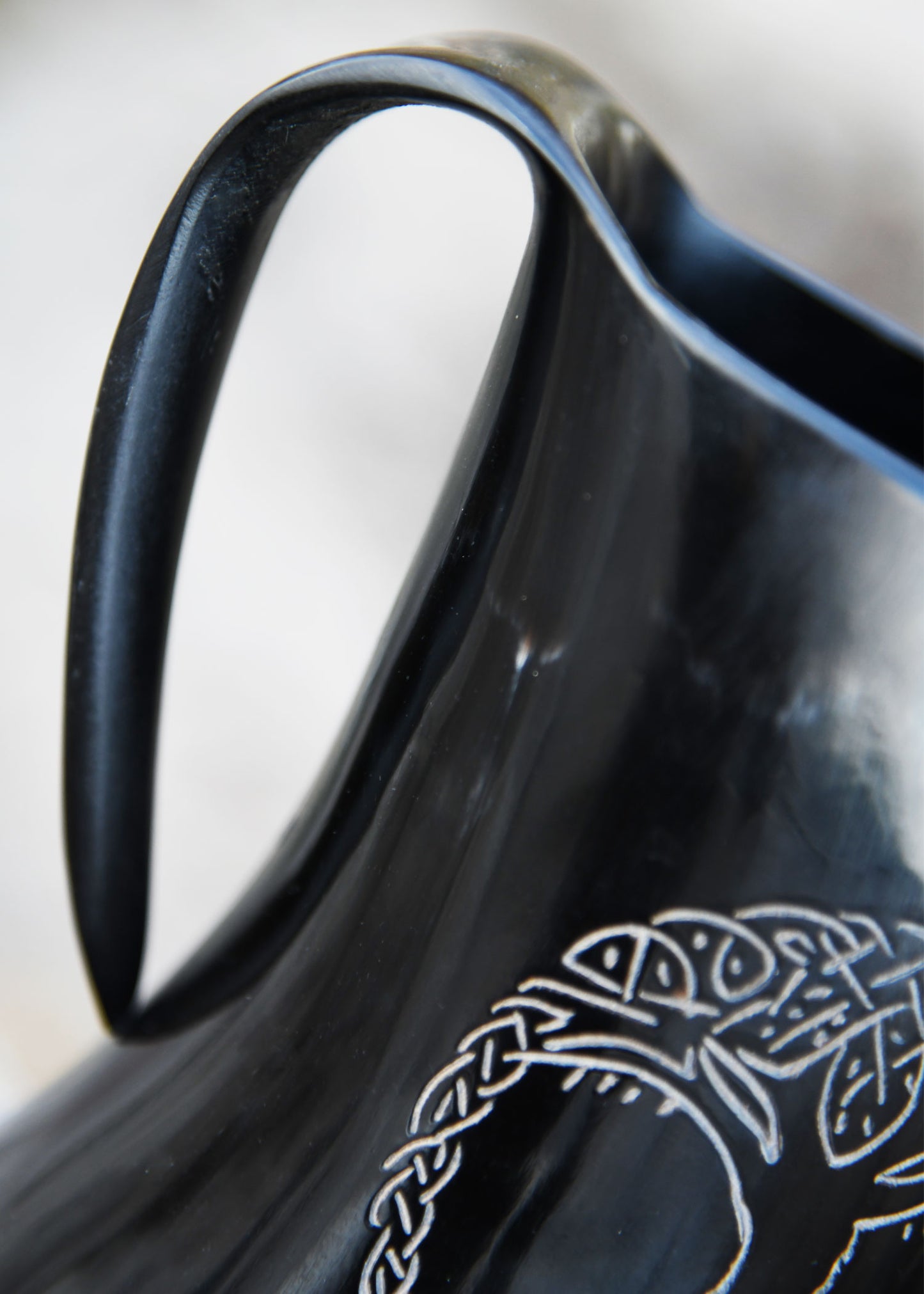 Wikinger Hornkrug Yggdrasil – Bierkrug aus echtem Horn – Metkrug mit Weltenbaum Gravur – Mittelalter Humpen
