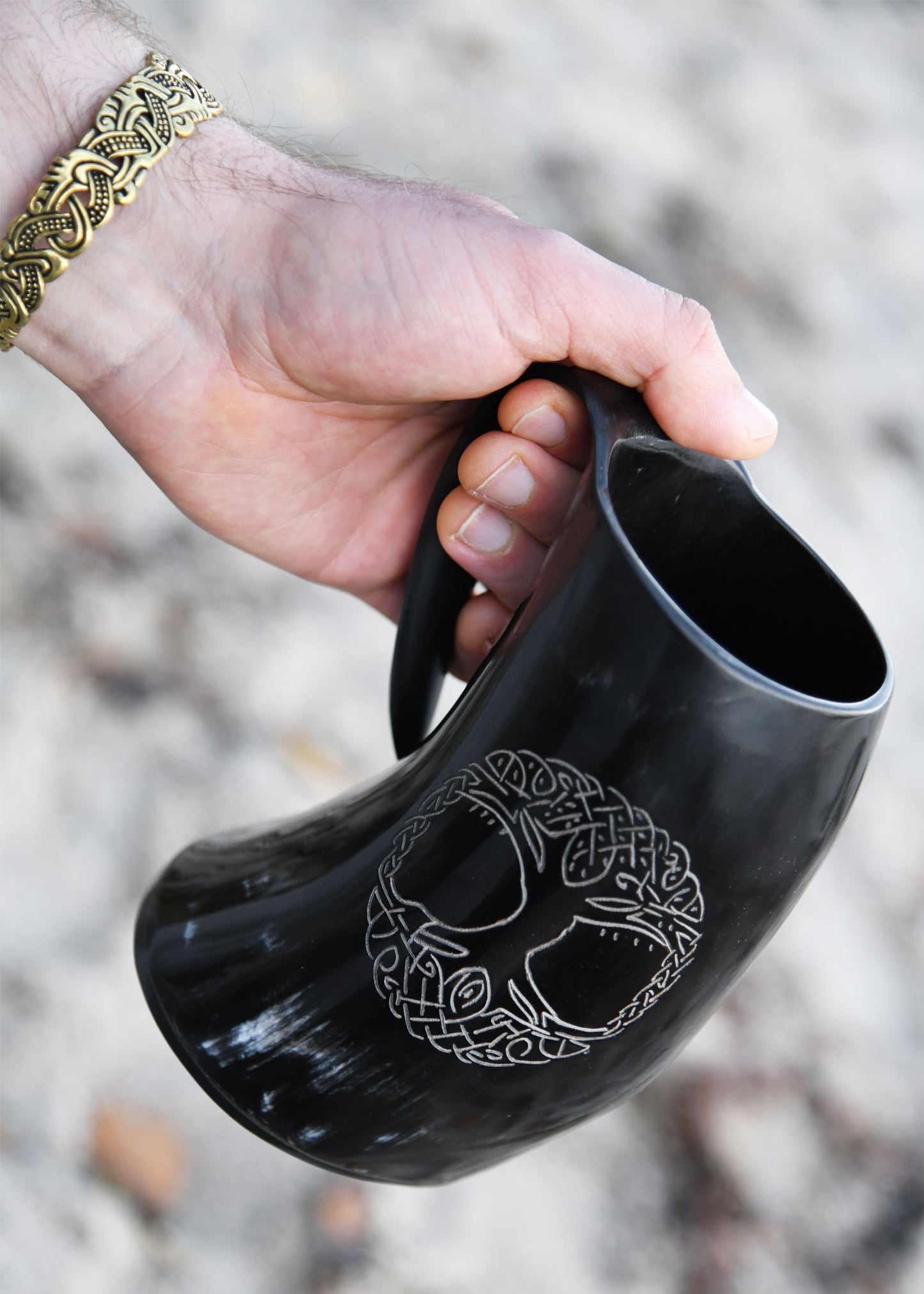 Wikinger Hornkrug Yggdrasil – Bierkrug aus echtem Horn – Metkrug mit Weltenbaum Gravur – Mittelalter Humpen