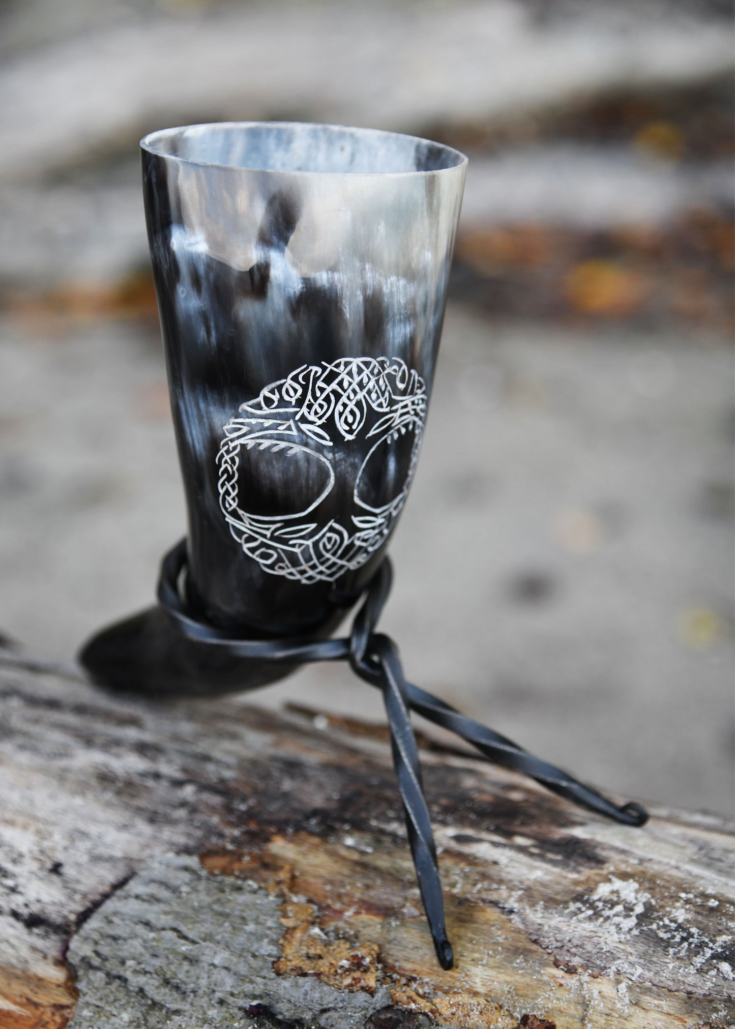 Wikinger Trinkhorn mit Ständer – Yggdrasil Weltenbaum Gravur – echtes Rinderhorn – Mittelalter & Met Horn