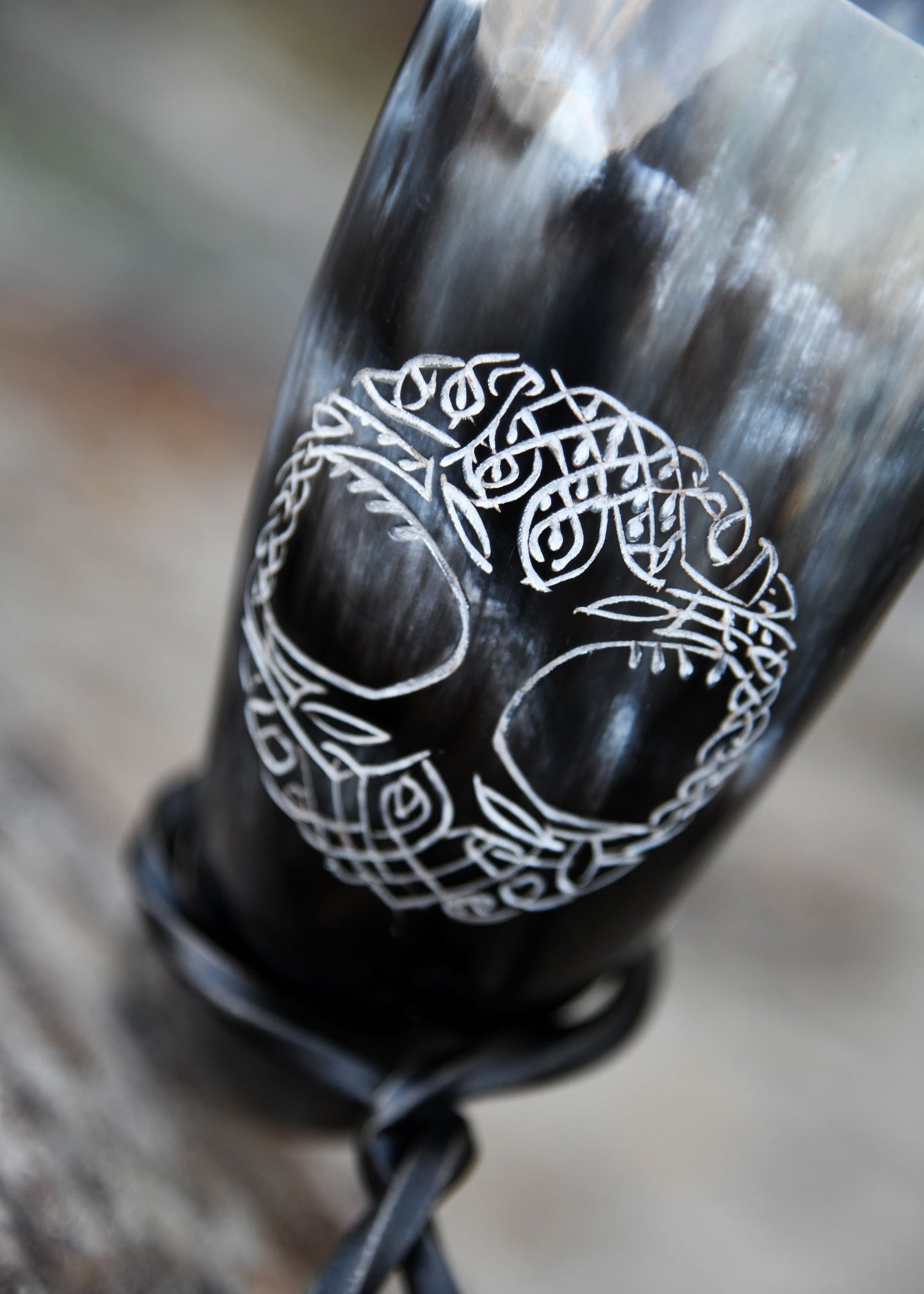 Wikinger Trinkhorn mit Ständer – Yggdrasil Weltenbaum Gravur – echtes Rinderhorn – Mittelalter & Met Horn