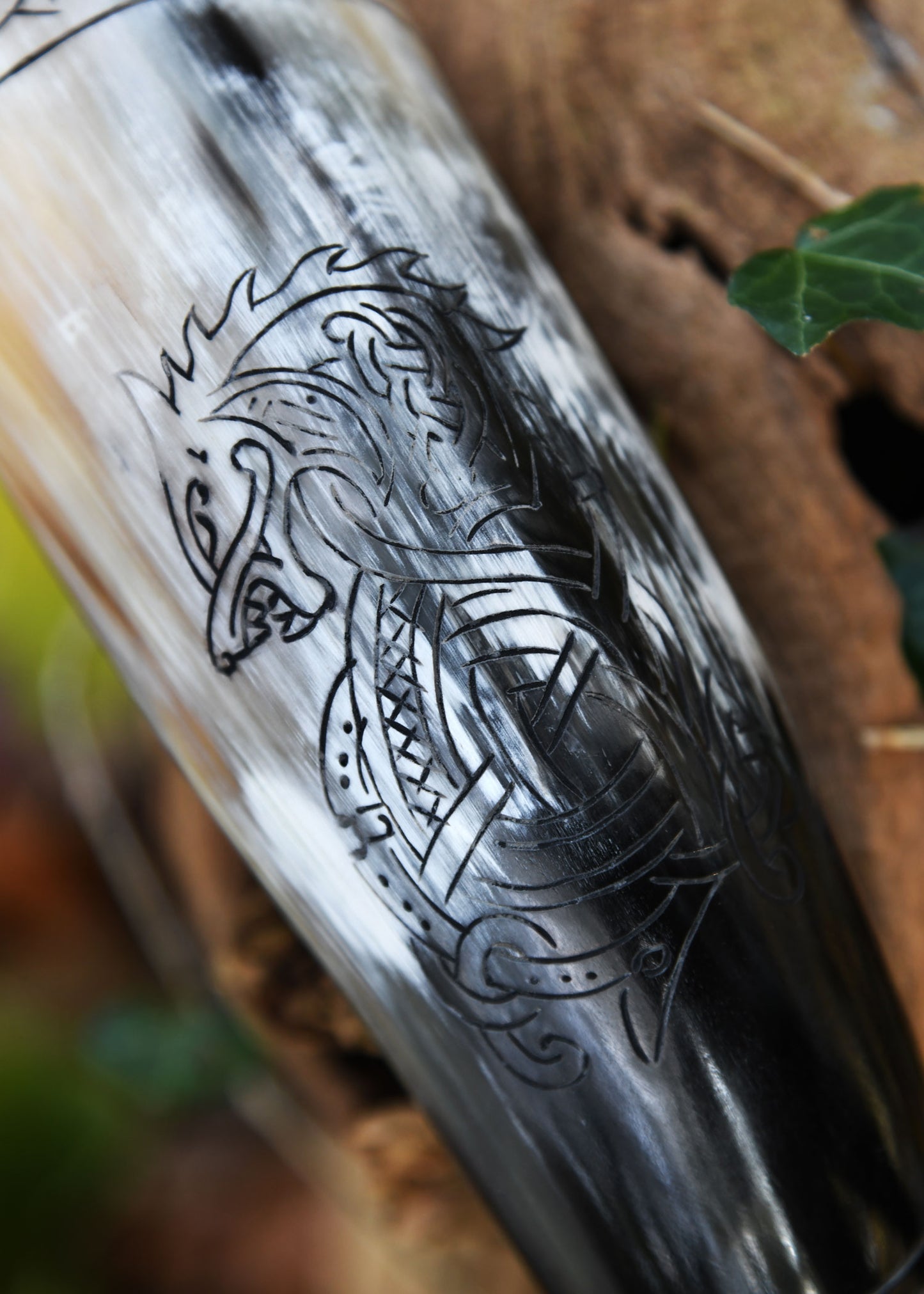 Wikinger Trinkhorn mit Ständer – Fenrir Wolf Gravur – Met Horn aus echtem Rinderhorn – Mittelalter Trinkgefäß