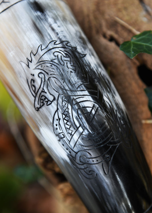 Wikinger Trinkhorn mit Ständer – Fenrir Wolf Gravur – Met Horn aus echtem Rinderhorn – Mittelalter Trinkgefäß