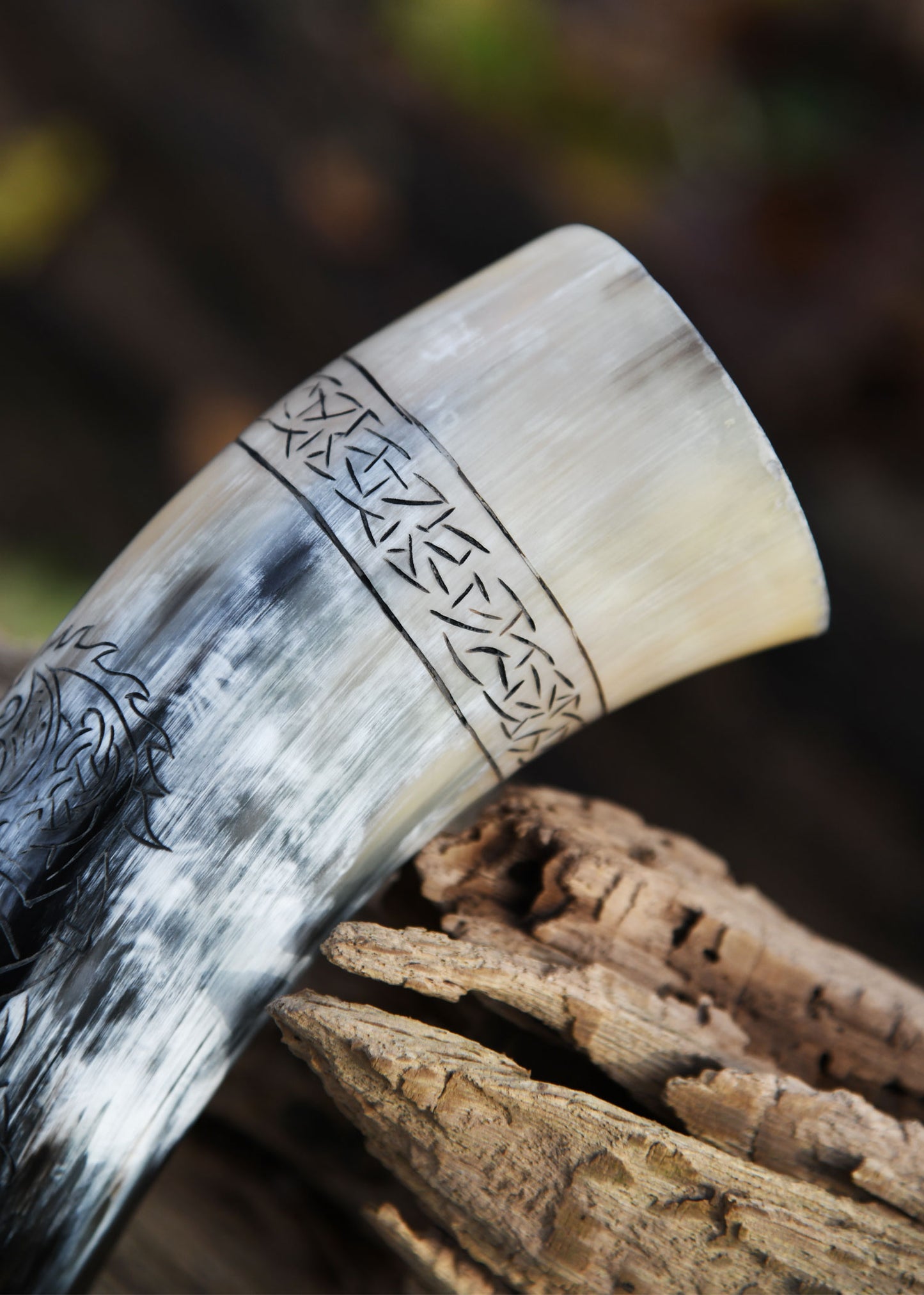 Wikinger Trinkhorn mit Ständer – Fenrir Wolf Gravur – Met Horn aus echtem Rinderhorn – Mittelalter Trinkgefäß