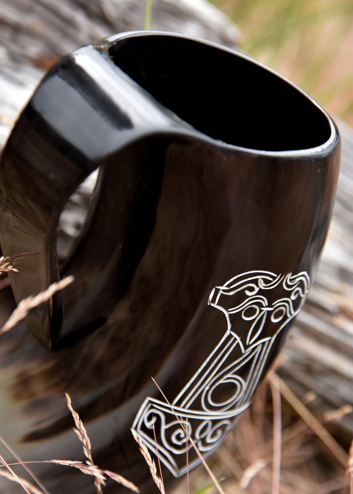 Wikinger Hornkrug Mjölnir – Bierkrug aus echtem Horn – Metkrug mit Thorshammer Gravur