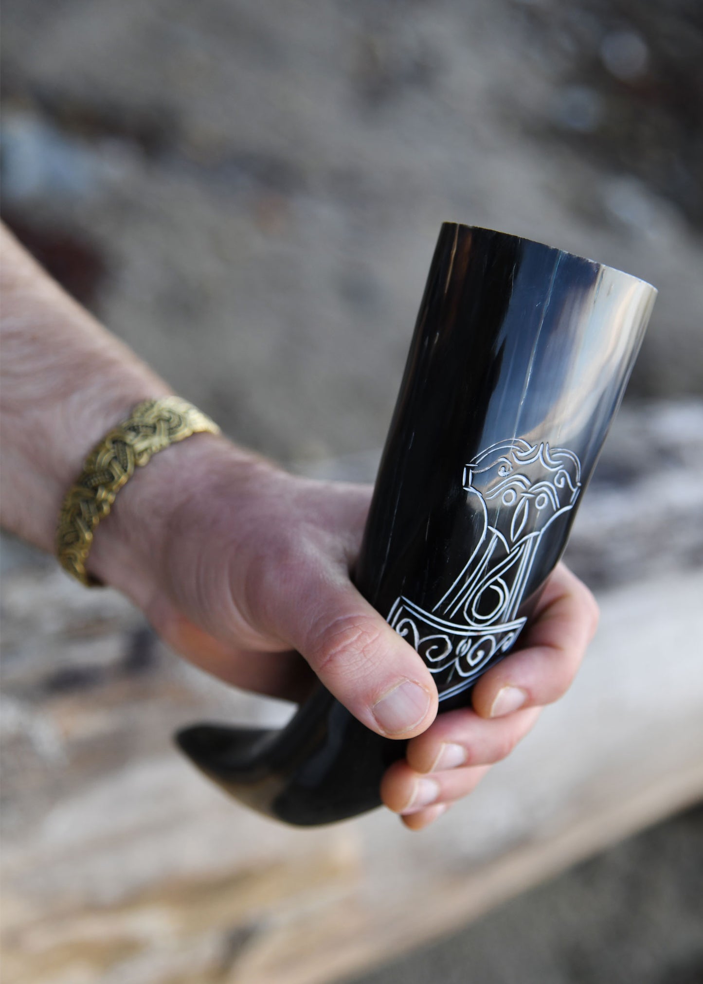 Wikinger Trinkhorn mit Ständer – Mjölnir Thorshammer Gravur – Met Horn aus echtem Rinderhorn – Mittelalter Trinkgefäß