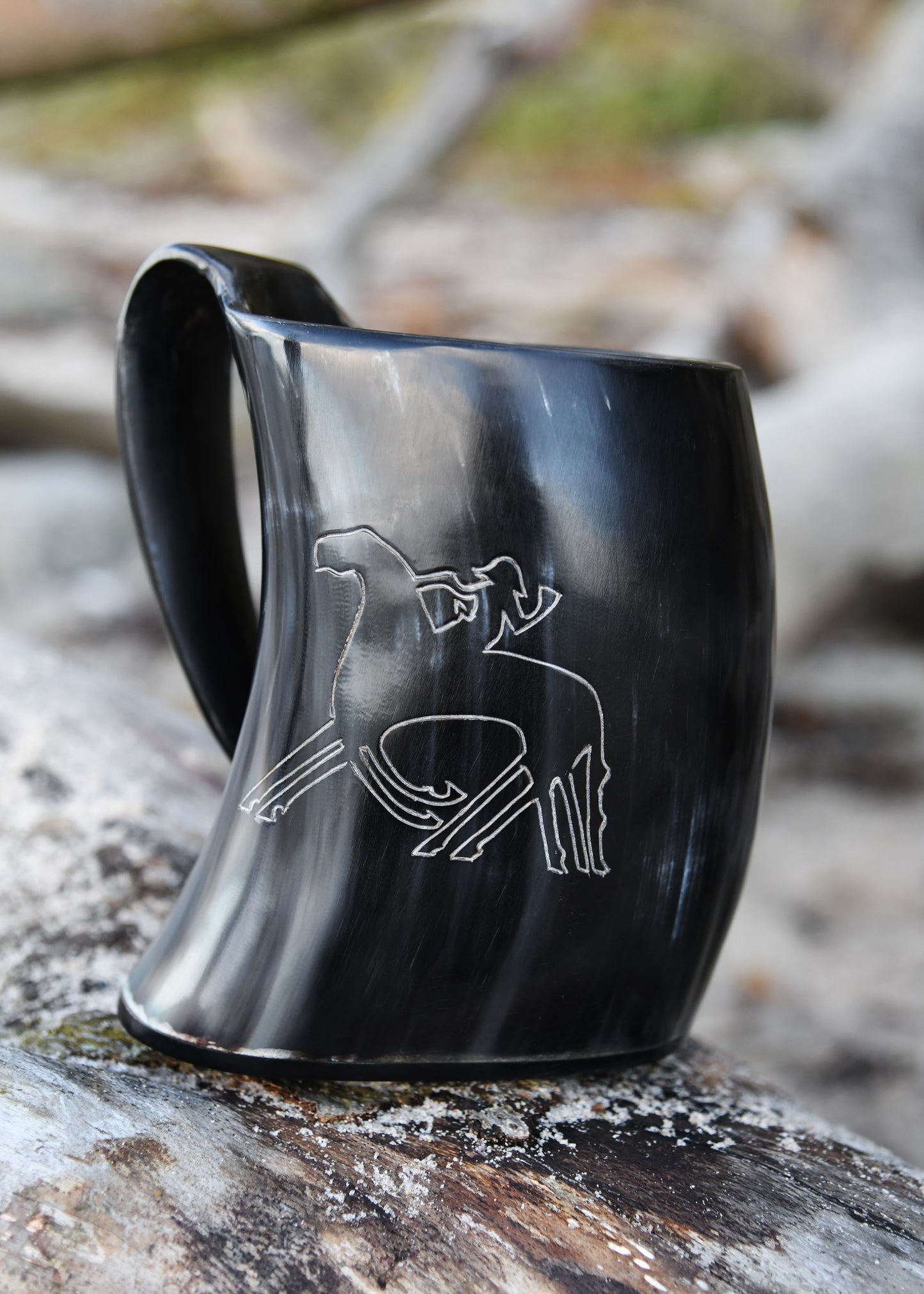Wikinger Hornkrug Odin auf Sleipnir – Bierkrug aus echtem Horn – Metkrug mit Odin Gravur