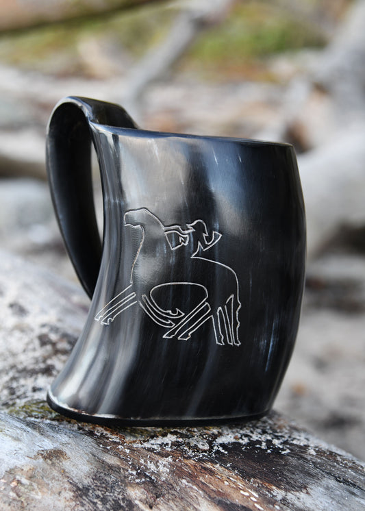 Wikinger Hornkrug Odin auf Sleipnir – Bierkrug aus echtem Horn – Metkrug mit Odin Gravur