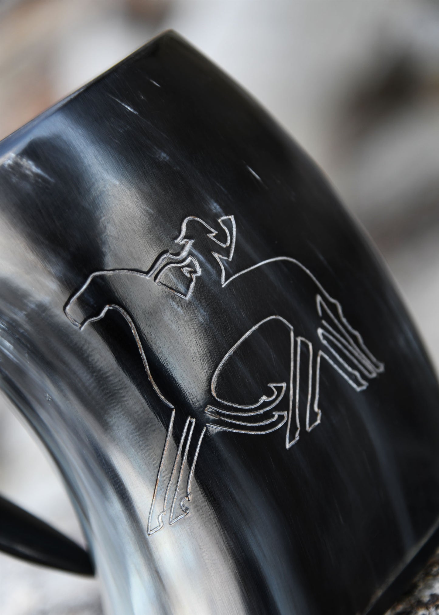 Wikinger Hornkrug Odin auf Sleipnir – Bierkrug aus echtem Horn – Metkrug mit Odin Gravur