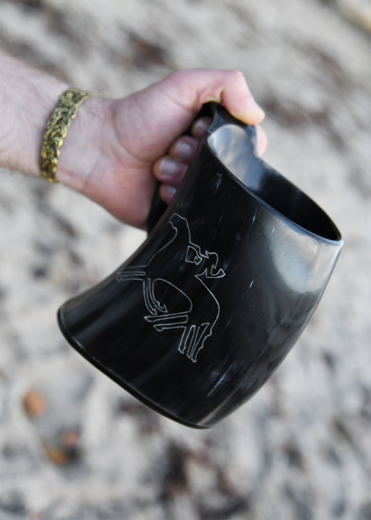 Wikinger Hornkrug Odin auf Sleipnir – Bierkrug aus echtem Horn – Metkrug mit Odin Gravur