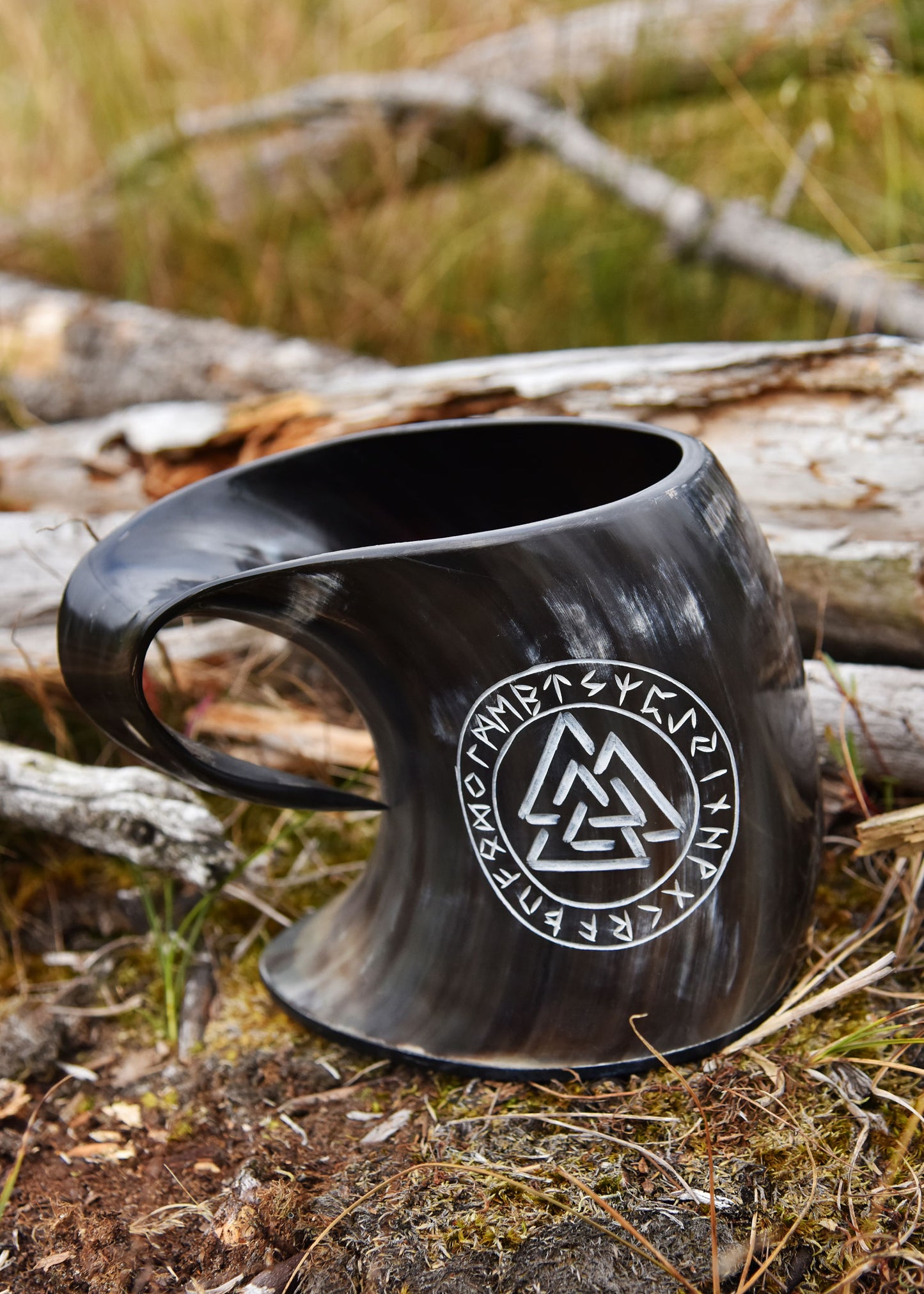 Wikinger Hornkrug Valknut – Bierkrug aus echtem Horn – Metkrug mit Runen Gravur