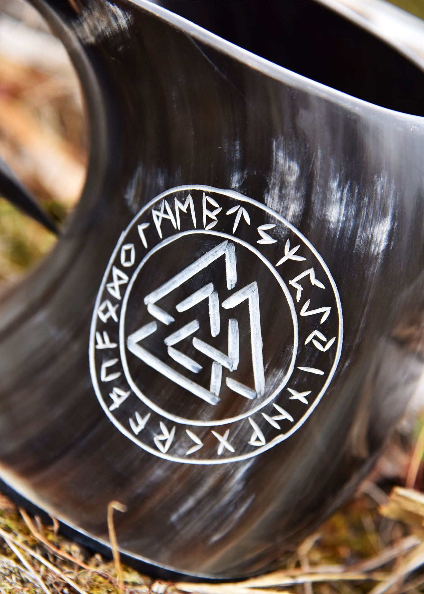 Wikinger Hornkrug Valknut – Bierkrug aus echtem Horn – Metkrug mit Runen Gravur