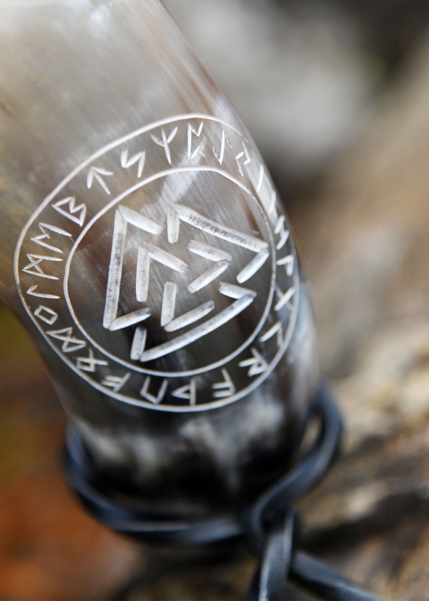 Wikinger Trinkhorn mit Ständer – Valknut Runen Gravur – Met Horn aus echtem Rinderhorn – Mittelalter Trinkgefäß