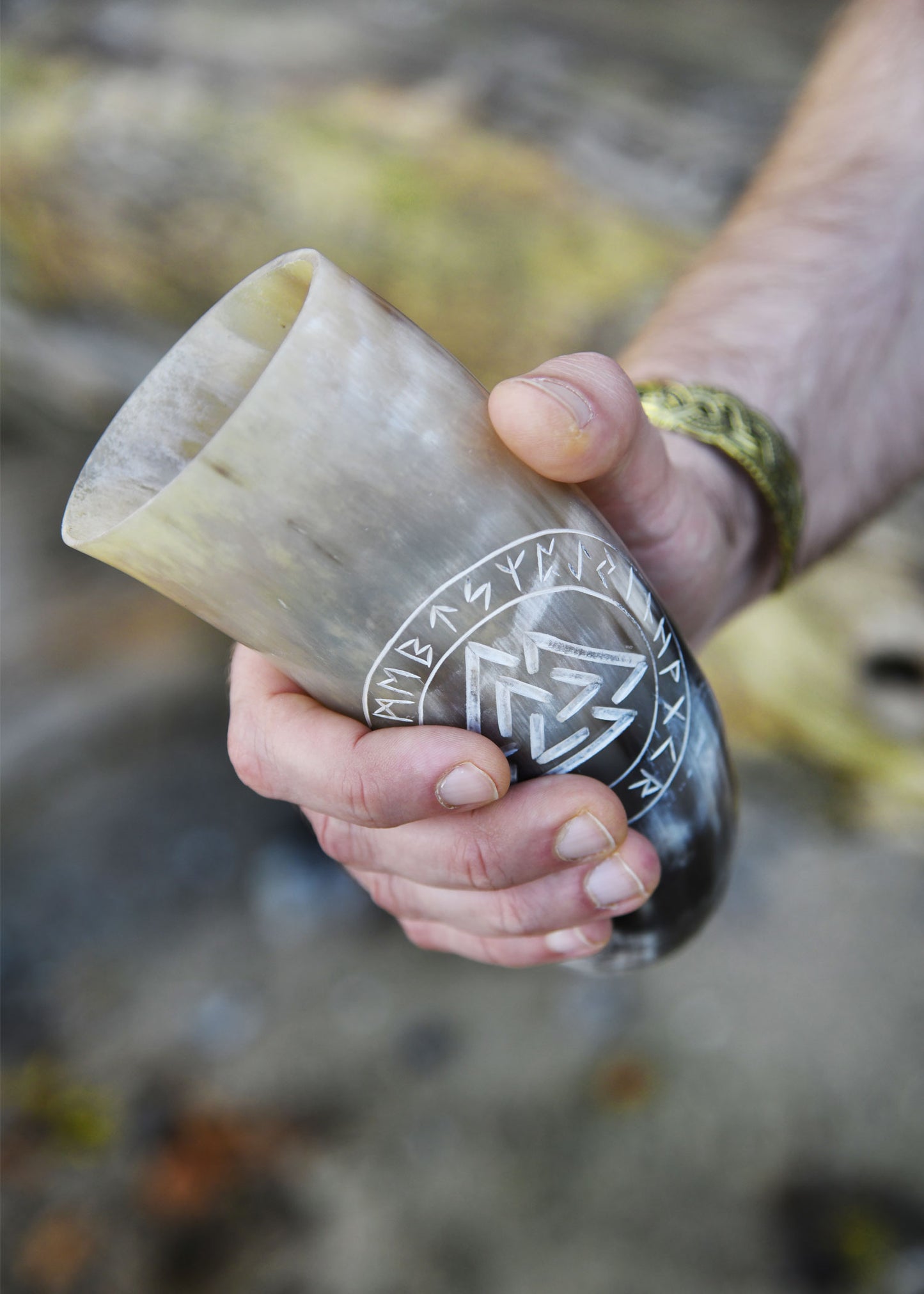 Wikinger Trinkhorn mit Ständer – Valknut Runen Gravur – Met Horn aus echtem Rinderhorn – Mittelalter Trinkgefäß
