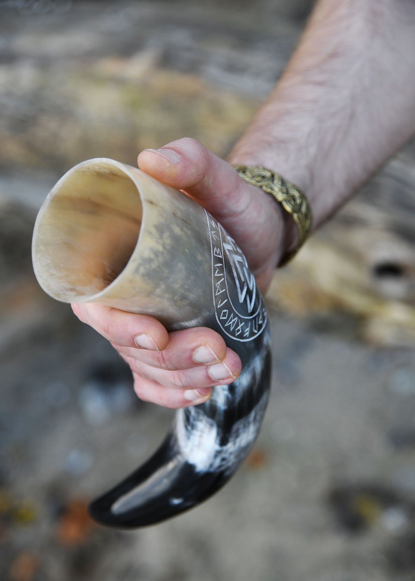 Wikinger Trinkhorn mit Ständer – Valknut Runen Gravur – Met Horn aus echtem Rinderhorn – Mittelalter Trinkgefäß