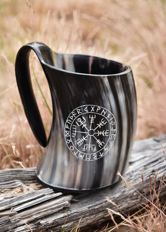 Wikinger Hornkrug Vegvisir – Bierkrug aus echtem Horn – Metkrug mit Runen Gravur